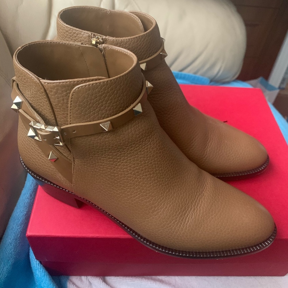 🌈ROCKSTUD Ankle Boot
VALENTINO GARAVANI SIZE8US🌈